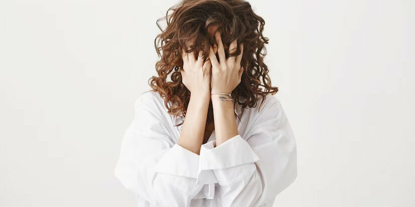 mujer-angustiada-problemas-presione-manos-palmas_176420-19474